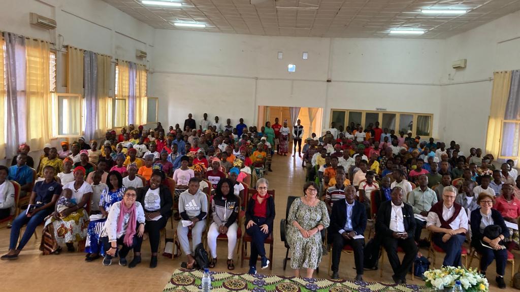 En el norte de Mozambique la delegación de Sant’Egidio con Cristina Marazzi lleva el abrazo de paz de la Comunidad a los refugiados y a los pobres